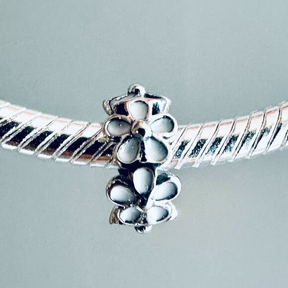 NEW Authentic Pandora White Daisy Flower Spacer Clip Charm / Pandora Bracelet - Picture 1 of 8